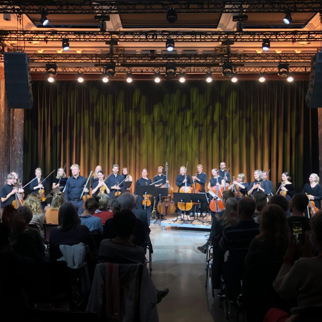Ensemble Allegria tar imot applaus etter konsert på Sentralen i Oslo